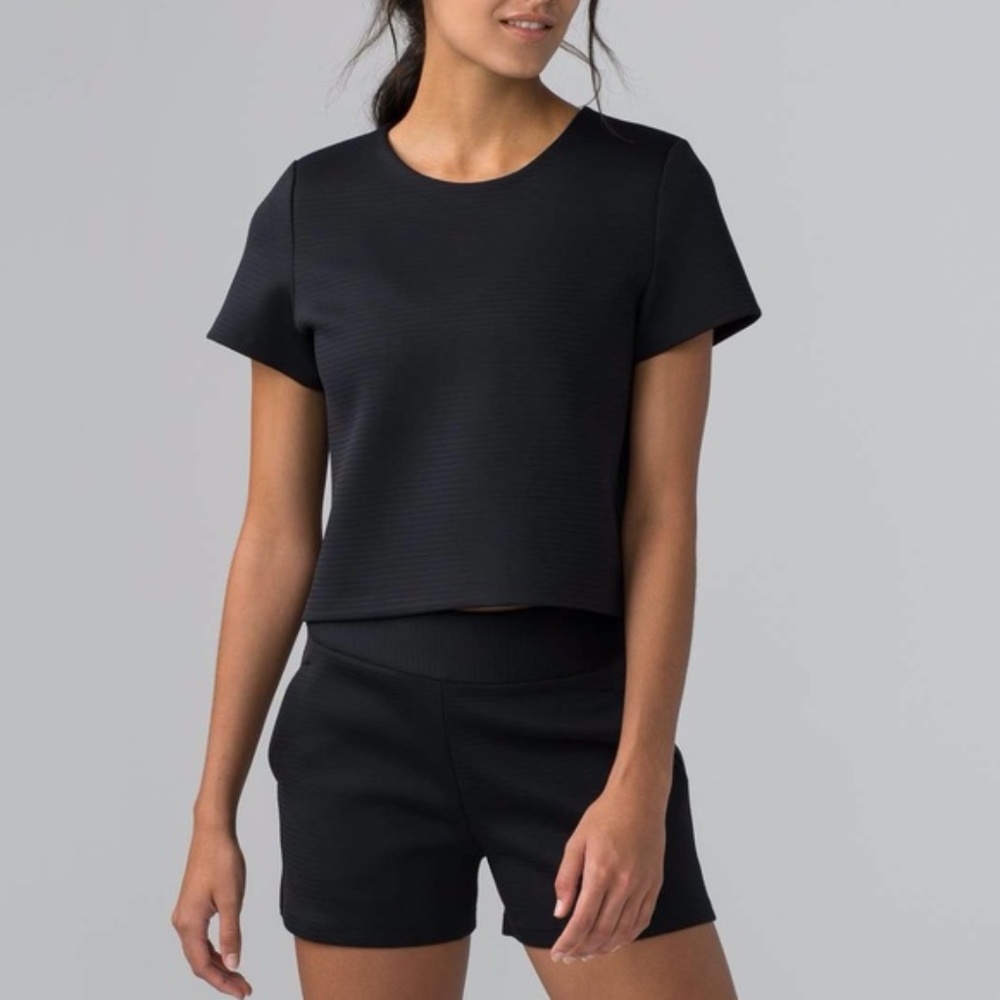 Lululemon Shaped Short Sleeve Tee size 4 Like NEW